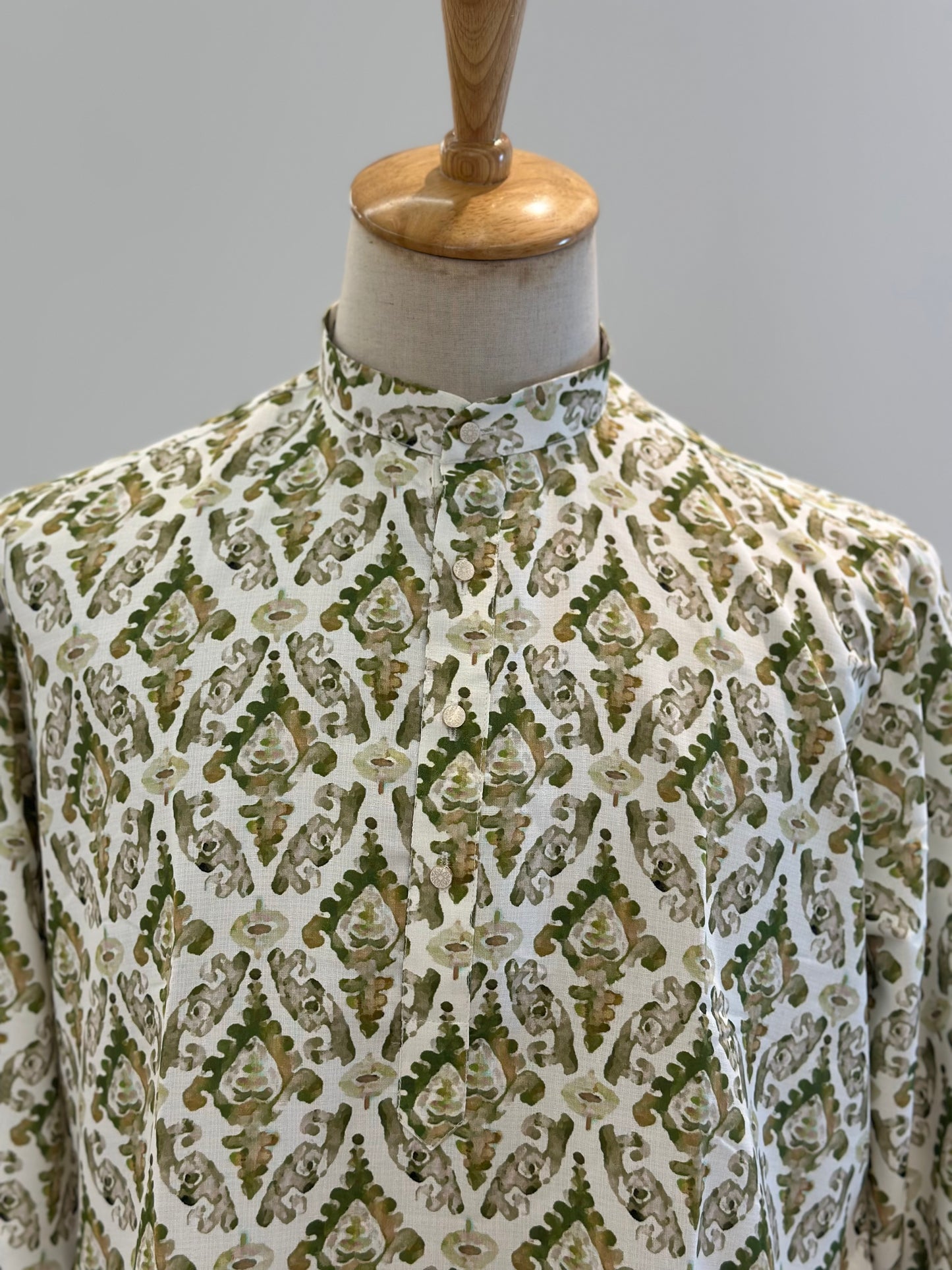 SM0724-01-06
Leaf Green & White Viscose Cotton Kurta