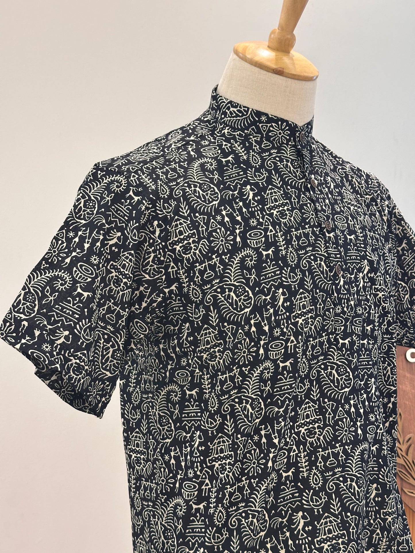 SM0326-16-06 Black & White Tribe Print Short Cotton Kurta