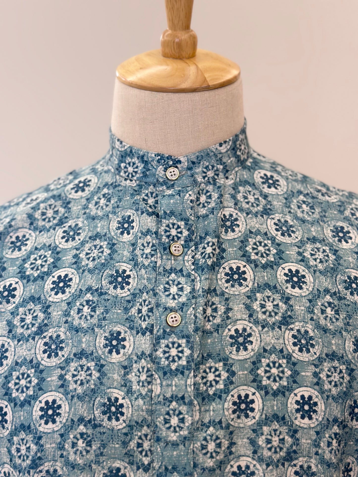 SM0925-18-05 Dual Tone Floral Blue Solid Cotton Short Kurta